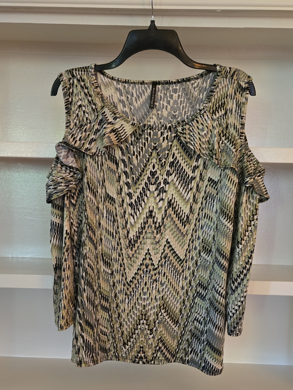 Cold-Shoulder Chevron Print Long Sleeve Top in Sage Green and Black